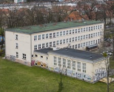 <p>Liceum Og&oacute;lnokształcące nr 6 przy ul. Hutniczej, zdjęcie z drona</p>