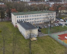 <p>Liceum Og&oacute;lnokształcące nr 6 przy ul. Hutniczej, zdjęcie z drona</p>