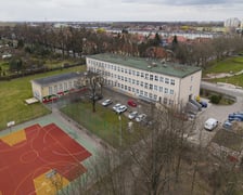 <p>Liceum Og&oacute;lnokształcące nr 6 przy ul. Hutniczej, zdjęcie z drona</p>