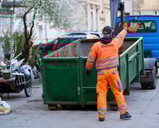 Usuwanie odpadów z podwórka przy ul. Grunwaldzkiej