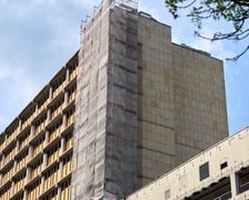 <p>Stan z 2025 roku. Już nie ma szklanej fasady wieży</p>