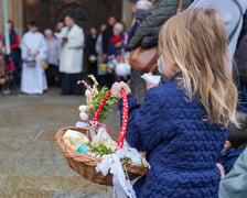 Święcenie pokarmów przed katedrą na Ostrowie Tumskim.