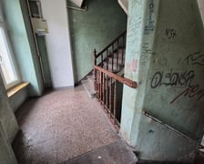 <p>Wnętrze budynku 22 przy ul. Benedyktyńskiej - do remontu</p>