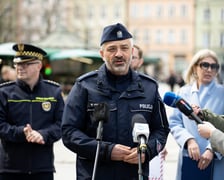 Ograniczenia w ruchu na placu Solnym. Konferencja. kom. Wojciech Jabłoński z Komendy Miejskiej Policji we Wrocławiu.