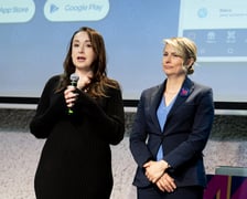 Anna Kołodziej i Dorota Pędziwiatr z Rady Miejskiej Wrocławia podczas prezentacja nowej wersji aplikacji programu „Nasz Wrocław”, 14 kwietnia 2026