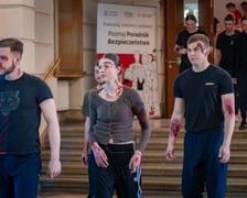 <p>Ćwiczenia służb i wojska OLEK 2026 we Wrocławiu, 22.04.2026.</p>
<p>Obrażenia niekt&oacute;rych os&oacute;b na zdjęciach to oczywiście charakteryzacja. W rzeczywistości w trakcie ćwiczeń nikt nie ucierpiał.&nbsp;</p>