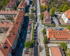 Układanie ostatniej warstwy masy bitumicznej na ulicy Koszarowej. Zdjęcie z 29 kwietnia