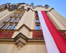 Montaż biało-czerwonej flagi na Ratuszu we Wrocławiu