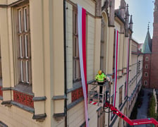 Montaż biało-czerwonej flagi na Ratuszu we Wrocławiu