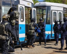 Szkolenia policji w zajezdni tramwajowej