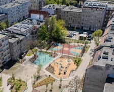 Zrewitalizowane wnętrze podwórka między ulicami Struga, Kleczkowską, Zegadłowicza i Kraszewskiego.