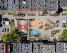 Zrewitalizowane wnętrze podwórka między ulicami Struga, Kleczkowską, Zegadłowicza i Kraszewskiego.