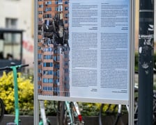 <p>Wystawa plenerowa "Jutro obudzimy się o jeden dzień bliżej do naszego zwycięstwa" przy ulicy Kuźnicznej we Wrocławiu.</p>