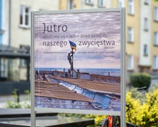 <p>Wystawa plenerowa "Jutro obudzimy się o jeden dzień bliżej do naszego zwycięstwa" przy ulicy Kuźnicznej we Wrocławiu.</p>