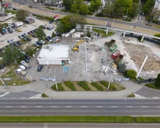 Wyburzanie stacji benzynowej na placu Grunwaldzkim