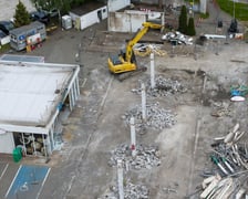 Wyburzanie stacji benzynowej na placu Grunwaldzkim