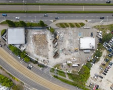 Wyburzanie stacji benzynowej na placu Grunwaldzkim