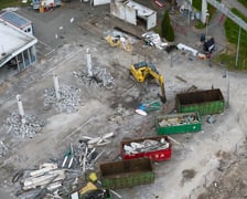 Wyburzanie stacji benzynowej na placu Grunwaldzkim
