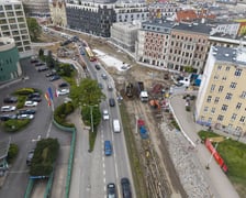 Podczas budowy węzła przesiadkowego Drobnera-Dubois powstaje widoczna na zdjęciu podbudowa pod torowisko (jasna betonowa powierzchnia). W tym miejscu tory biegnące ulicą Drobnera będą się rozgałęziać w kierunku ulicy Łokietka