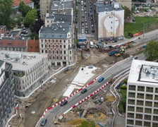 Podczas budowy węzła przesiadkowego Drobnera-Dubois powstaje widoczna na zdjęciu podbudowa pod torowisko (jasna betonowa powierzchnia). W tym miejscu tory biegnące ulicą Drobnera będą się rozgałęziać w kierunku ulicy Łokietka