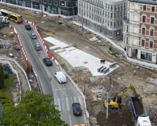 Podczas budowy węzła przesiadkowego Drobnera-Dubois powstaje widoczna na zdjęciu podbudowa pod torowisko (jasna betonowa powierzchnia). W tym miejscu tory biegnące ulicą Drobnera będą się rozgałęziać w kierunku ulicy Łokietka