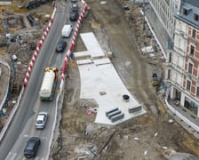 Podczas budowy węzła przesiadkowego Drobnera-Dubois powstaje widoczna na zdjęciu podbudowa pod torowisko (jasna betonowa powierzchnia). W tym miejscu tory biegnące ulicą Drobnera będą się rozgałęziać w kierunku ulicy Łokietka
