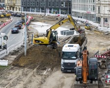 Podczas budowy węzła przesiadkowego Drobnera-Dubois powstaje widoczna na zdjęciu podbudowa pod torowisko (jasna betonowa powierzchnia). W tym miejscu tory biegnące ulicą Drobnera będą się rozgałęziać w kierunku ulicy Łokietka