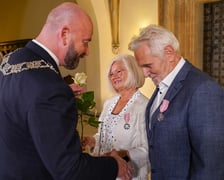 Uroczystość w Starym Ratuszu. Pary z wieloletnim stażem małżeńskim przyjmują gratulacje i odznaczane są medalami