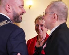 Uroczystość w Starym Ratuszu. Pary z wieloletnim stażem małżeńskim przyjmują gratulacje i odznaczane są medalami