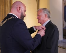 Uroczystość w Starym Ratuszu. Pary z wieloletnim stażem małżeńskim przyjmują gratulacje i odznaczane są medalami