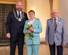 Uroczystość w Starym Ratuszu. Pary z wieloletnim stażem małżeńskim przyjmują gratulacje i odznaczane są medalami