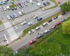 <p>Kilkoro kierowc&oacute;w zaparkowało na ul. Dąbr&oacute;wki, tuż za granicą parkingu Magnolii</p>