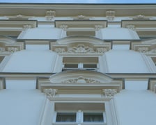<p>Ornamenty nad oknami kamienicy przy ul. Prusa 49</p>