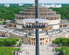 <p>St&oacute;ł zawieszony na dźwigu w sąsiedztwie Hali Stulecia. Widok z drona. Wrocław, 04.06.2026</p>