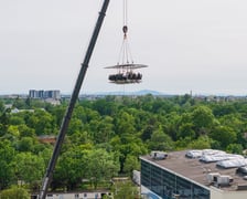 <p>St&oacute;ł zawieszony na dźwigu w sąsiedztwie Hali Stulecia. Widok z drona. Wrocław, 04.06.2026</p>