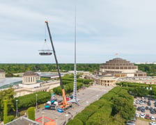 <p>St&oacute;ł zawieszony na dźwigu w sąsiedztwie Hali Stulecia. Widok z drona. Wrocław, 04.06.2026</p>