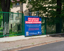 <p>Baner z informacjami dla mieszkańc&oacute;w o przyszłości przedszkola przy ul. Sławka</p>