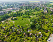 7,8 hektara terenów w rejonie ulic Ołtaszyńskiej i Zwycięskiej, będące dotąd w rękach Agencji Mienia Wojskowego oficjalnie jest już miejskie.