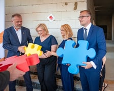<p>Konferencja prasowa, w trakcie kt&oacute;rej zaprezentowana postęp prac przy ul. Koszarowej</p>