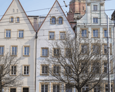 Widok z ulicy Cieszyńskiego w kierunku ulic Nowy Świat i Oławy Białoskórniczej