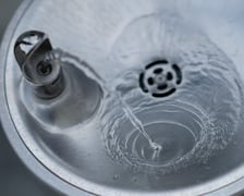 Zdrój z bezpłatną wodą na Placu Wolności we Wrocławiu