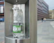 Zdrój z bezpłatną wodą na Placu Wolności we Wrocławiu