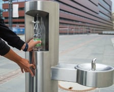 Zdrój z bezpłatną wodą na Placu Wolności we Wrocławiu