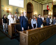 XXXV sesja Rady Miejskiej Wrocławia - ślubowanie nowego radnego Kacpra Mędygrała