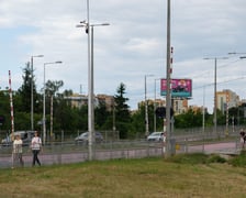 Tory kolejowe krzyżujące się z ulicą Strzegomską w pobliżu Ronda Rotmistrza Pileckiego