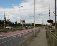 Tory kolejowe krzyżujące się z ulicą Strzegomską w pobliżu Ronda Rotmistrza Pileckiego