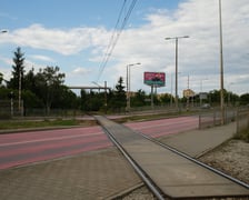 Tory kolejowe krzyżujące się z ulicą Strzegomską w pobliżu Ronda Rotmistrza Pileckiego