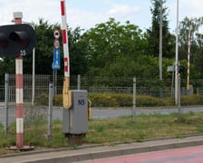 Tory kolejowe krzyżujące się z ulicą Strzegomską w pobliżu Ronda Rotmistrza Pileckiego