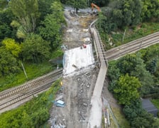 <p>Trwa demontaż starej konstrukcji drugiego wiaduktu i przygotowywany jest teren pod budowę nowego obiektu&nbsp;</p>