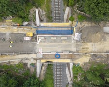 <p>Na pierwszym wiadukcie jest już izolacja, krawężniki i mury oporowe&nbsp;</p>